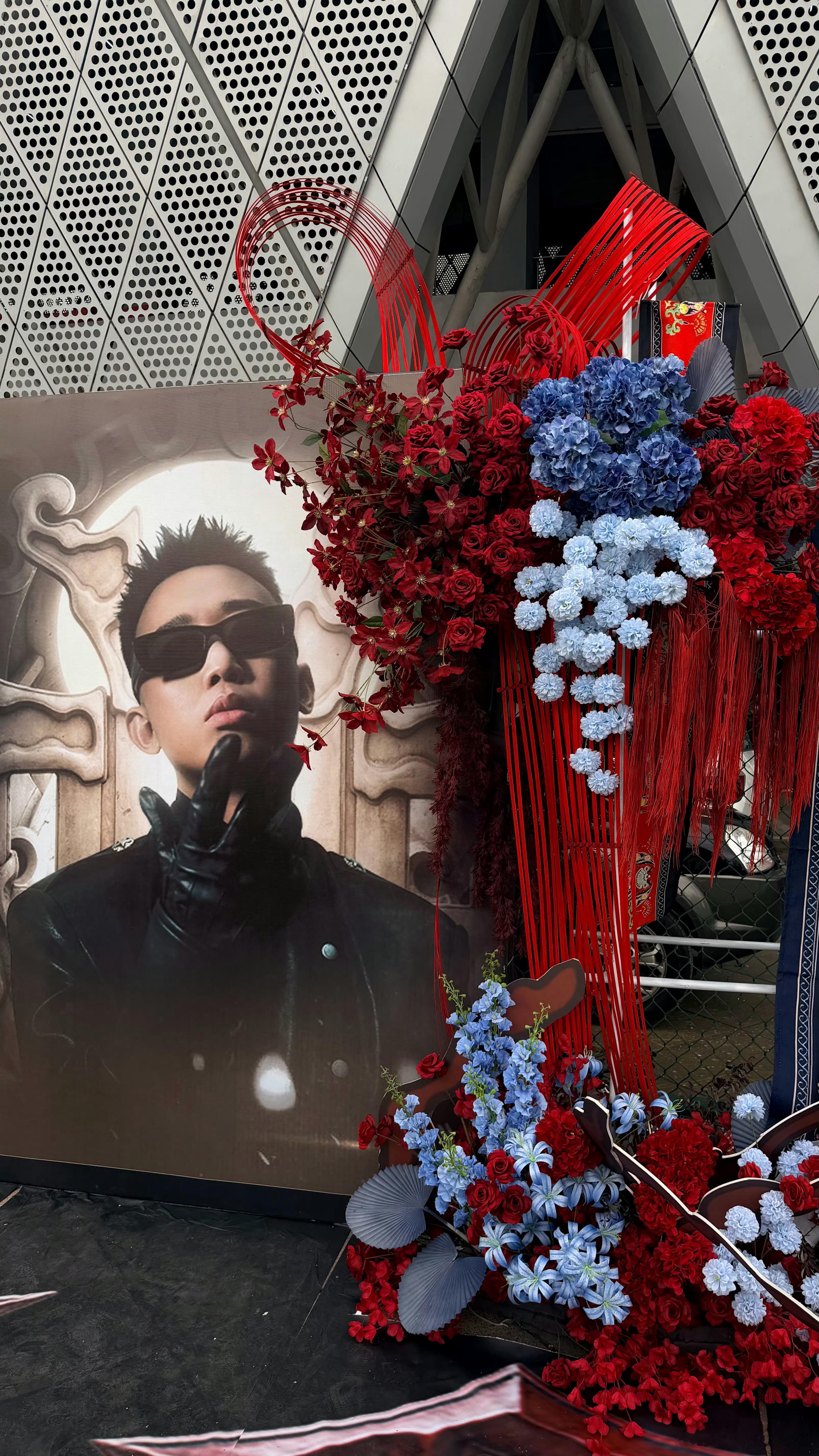 GAI演唱会幸福具像化终于懂什么叫 《幸福具象化》——盖哥撑伞开腔那一刻，万人体