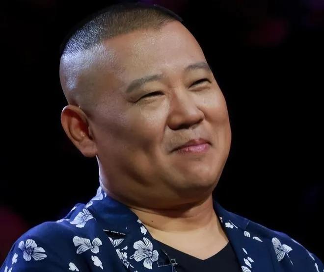 纲丝节，郭德纲携德云社笑迎粉丝。感恩陪伴，共赏相声盛宴。欢声笑语中，传承经典，共