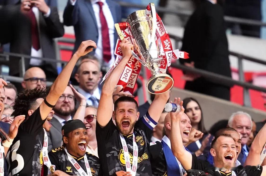 这就叫排面！英国首相庆祝南安普顿重返英超
在昨晚进行的英冠升级附加赛次回合比赛中