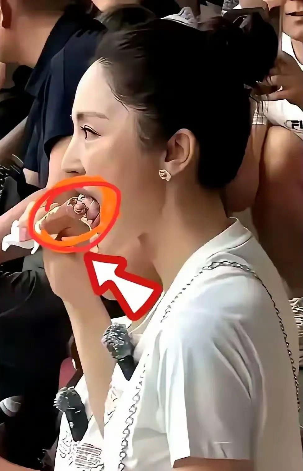 46岁的董璇，

因为一个舌钉成了热议焦点。

她一直给人温柔端庄的感觉，

这