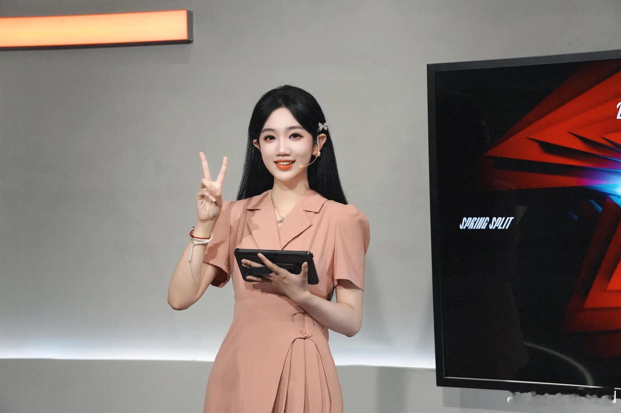 美貌袭击！！！[爱你][爱你]lpl 主持人分享照片超级养眼LPL主持人十月分享