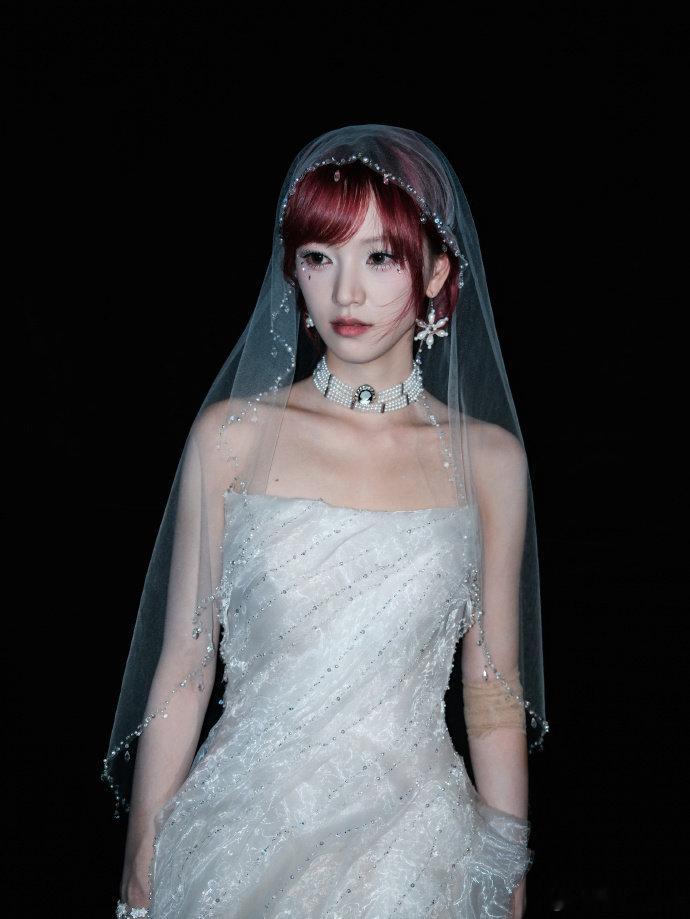 不知道的还以为黄灿灿唐艺昕在结婚宣誓黄灿灿唐艺昕穿婚纱喊话网友脑洞直接拉满，纷纷