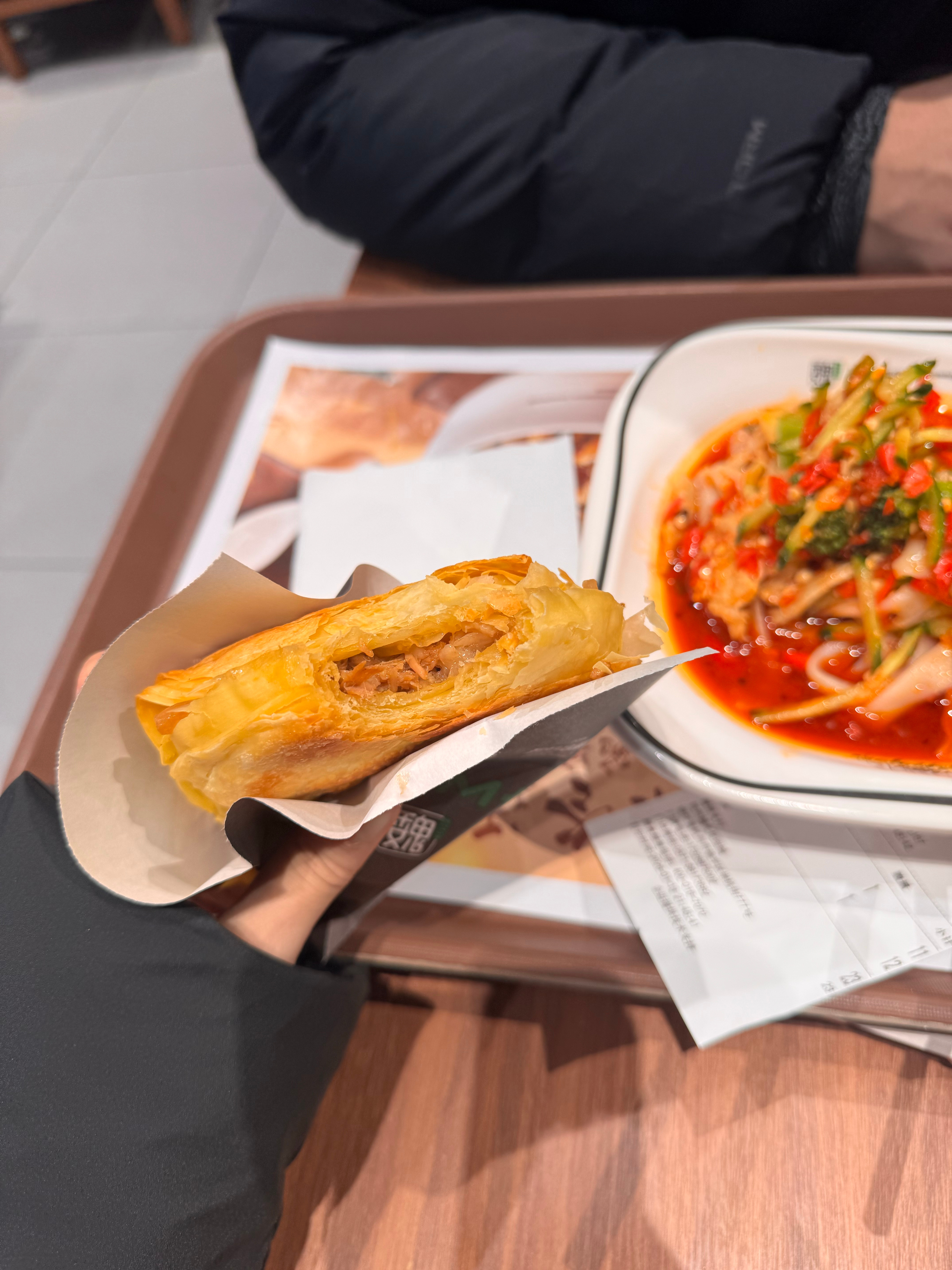 开了那么久的魏家凉皮，每次路过都是要不排队要不吃饱了，今天终于吃上了 