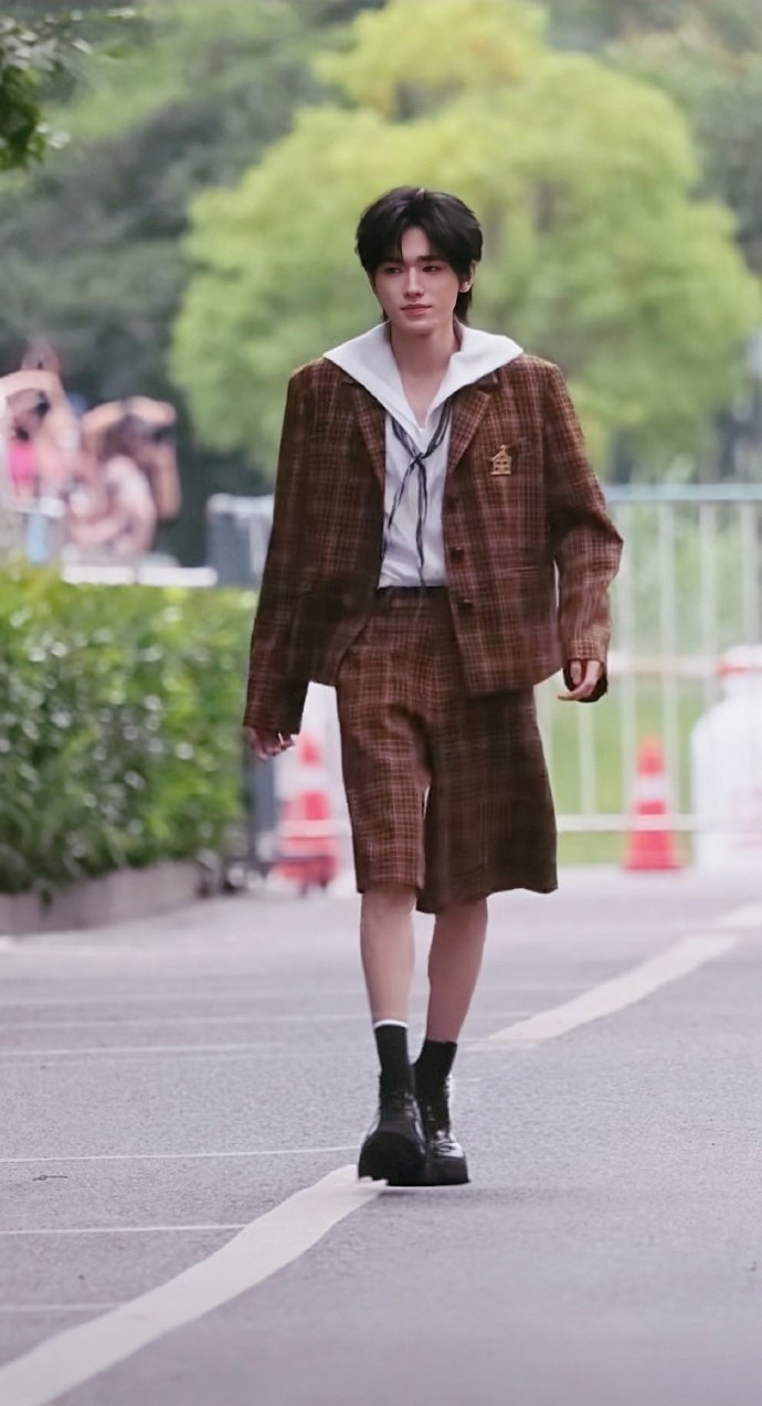 宋亚轩国乐无双制服造型宋亚轩美拉德格纹look 宋亚轩国乐无双制服造型，宋亚轩美