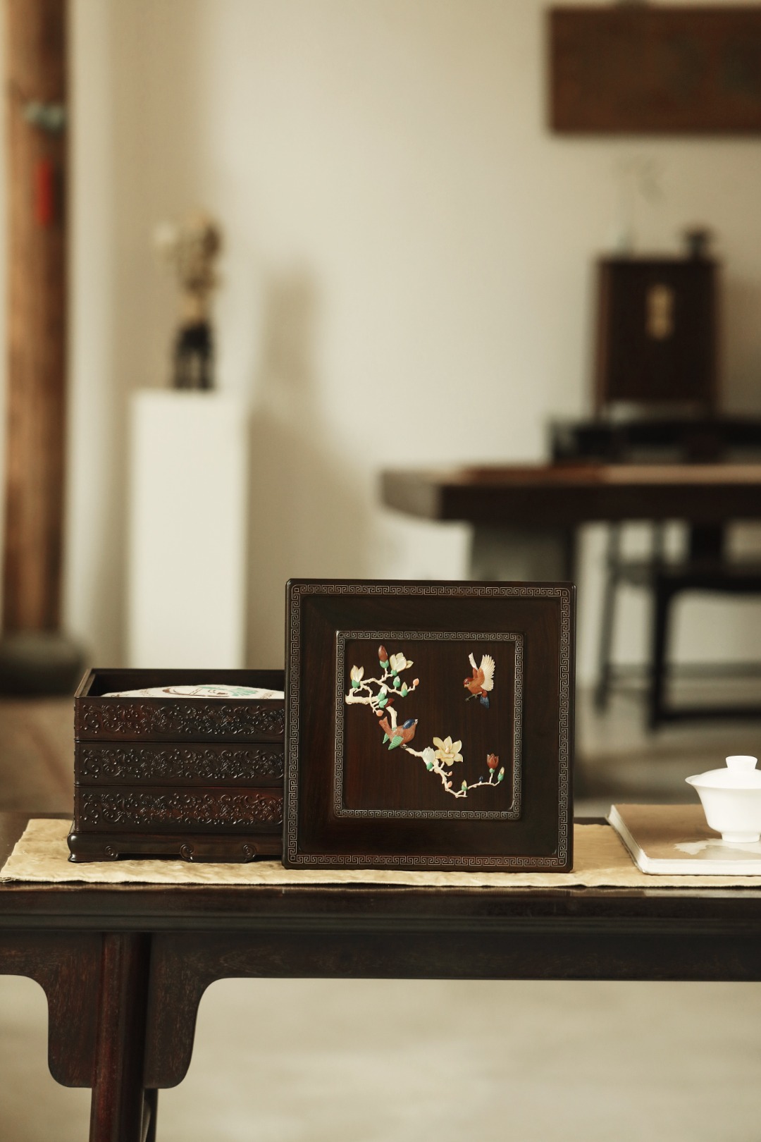 酸枝 | 喜上眉梢 普洱茶盒精选大红酸枝老料；如意纹足，形制端雅。四面以缠枝莲纹