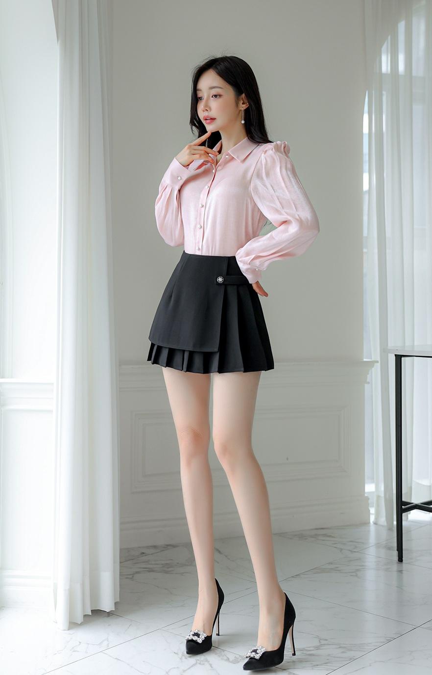 上周在商圈的咖啡店里撞见个姑娘，穿软乎乎的烟粉色衬衫，领口别了颗小小的珍珠扣，下