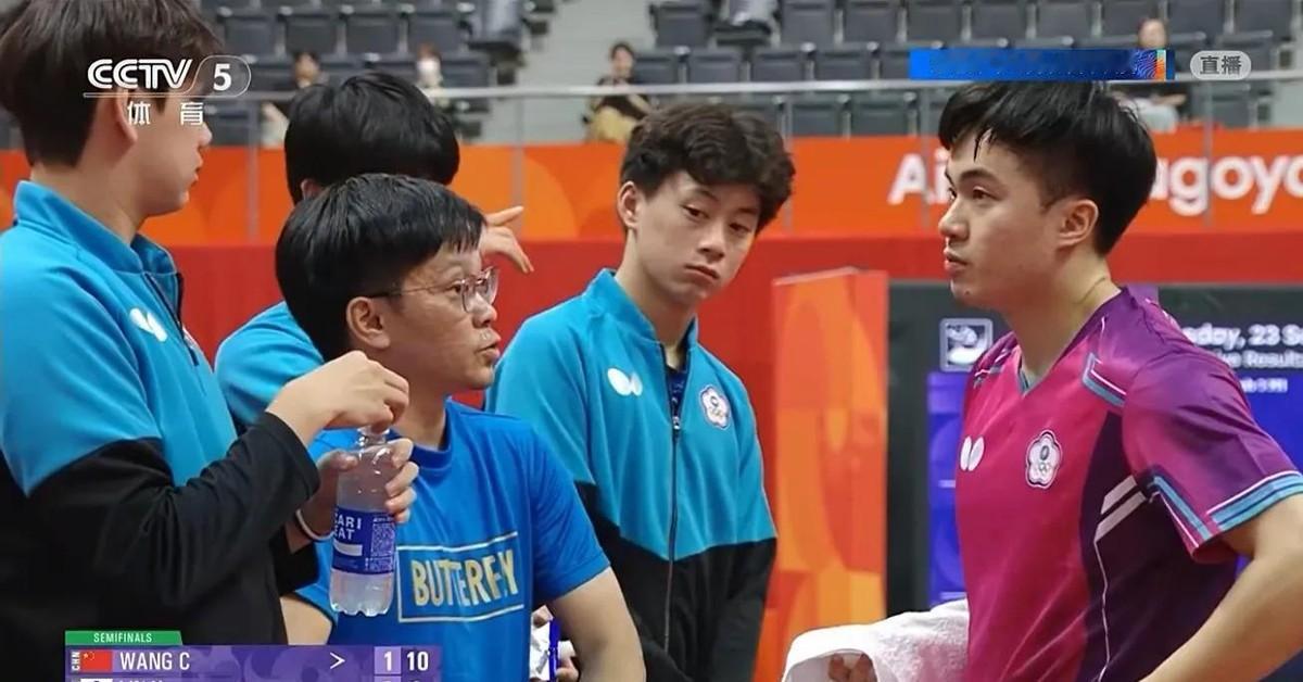 林昀儒又一次站到了林诗栋对面，九次交手，九次落败。法兰克福冠军赛半决赛，前两局都
