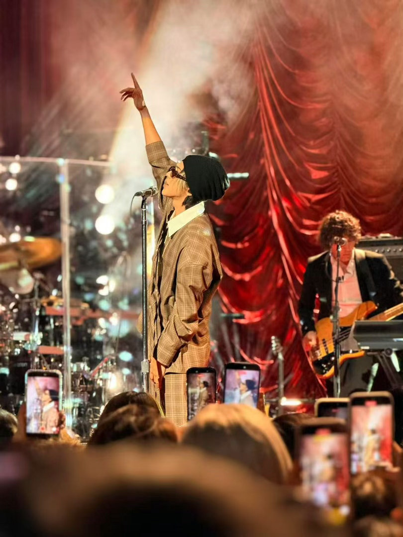 蔡徐坤改编spotlight 他在台上说这是写给粉丝的歌，陪他走过起起落落的人。