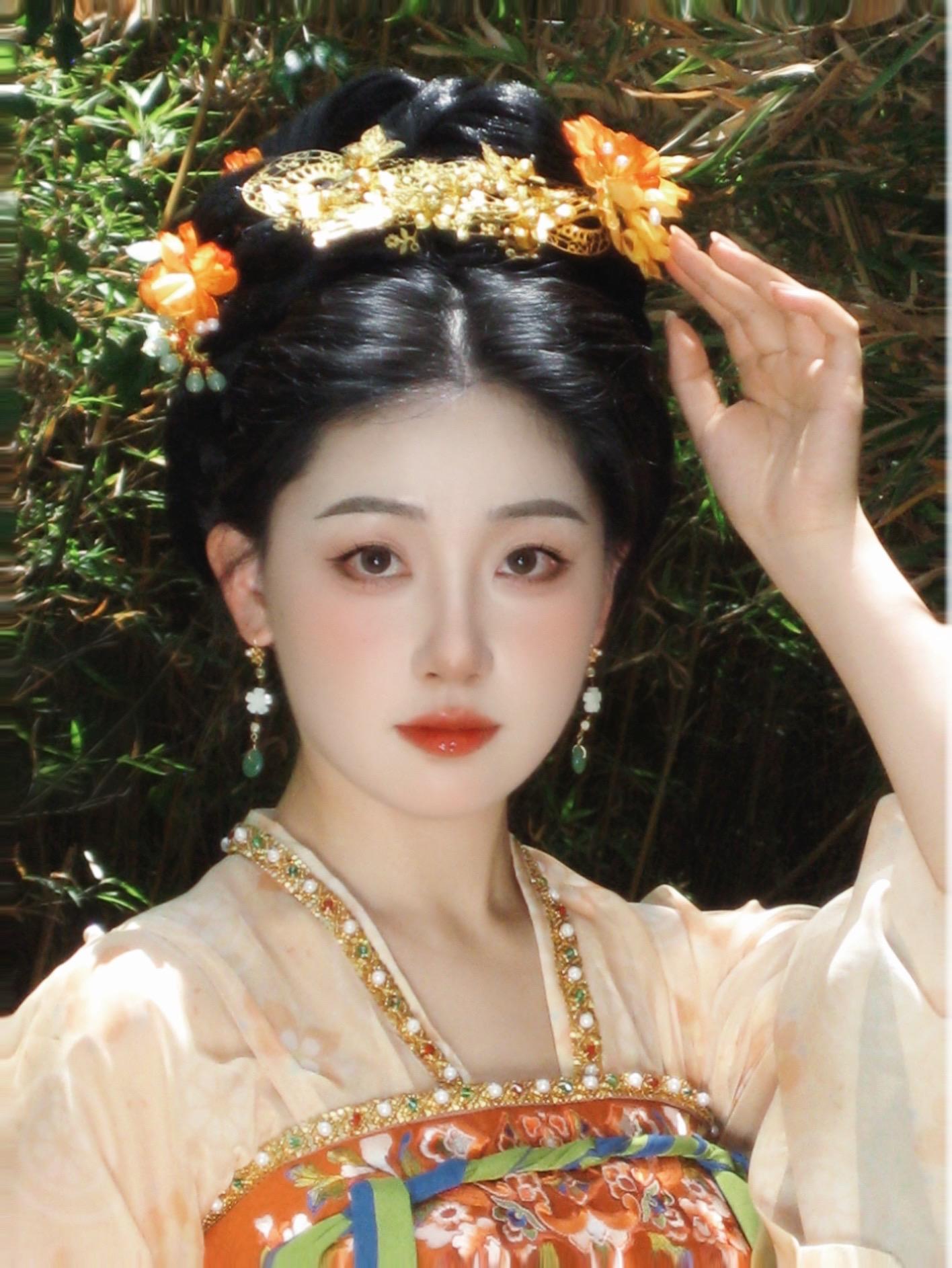 桂子月中落，天香云外飘。