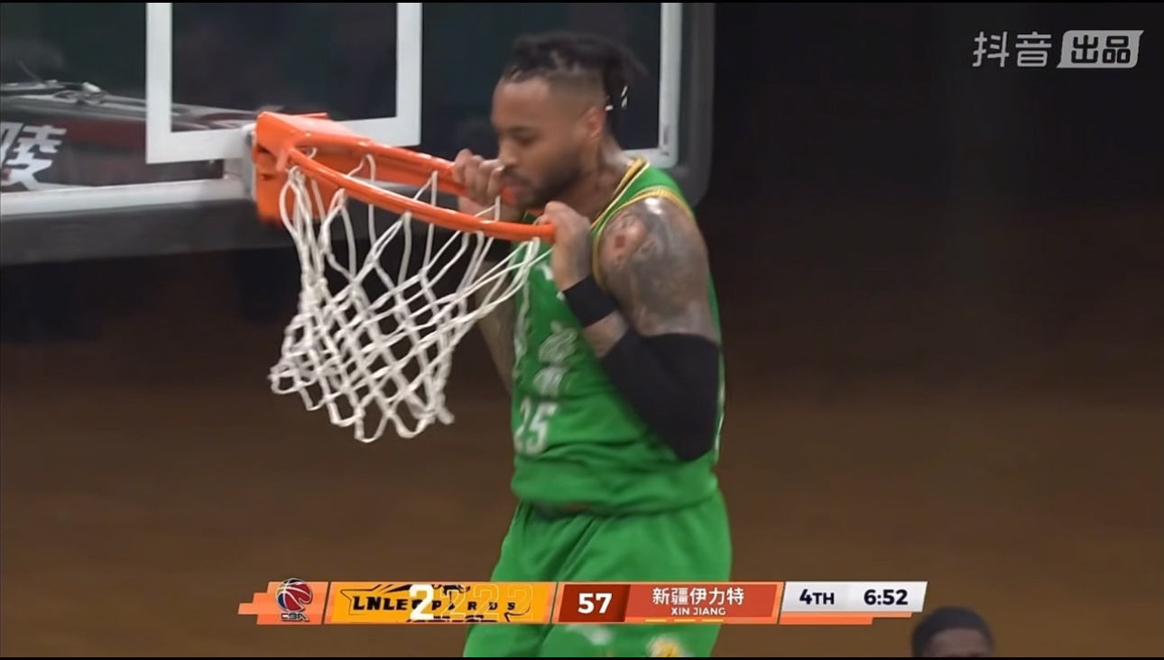 莫兰德：我罚球罚不进，指定是这篮筐儿有点毛病。辽宁男篮辽宁男篮vs新疆男篮