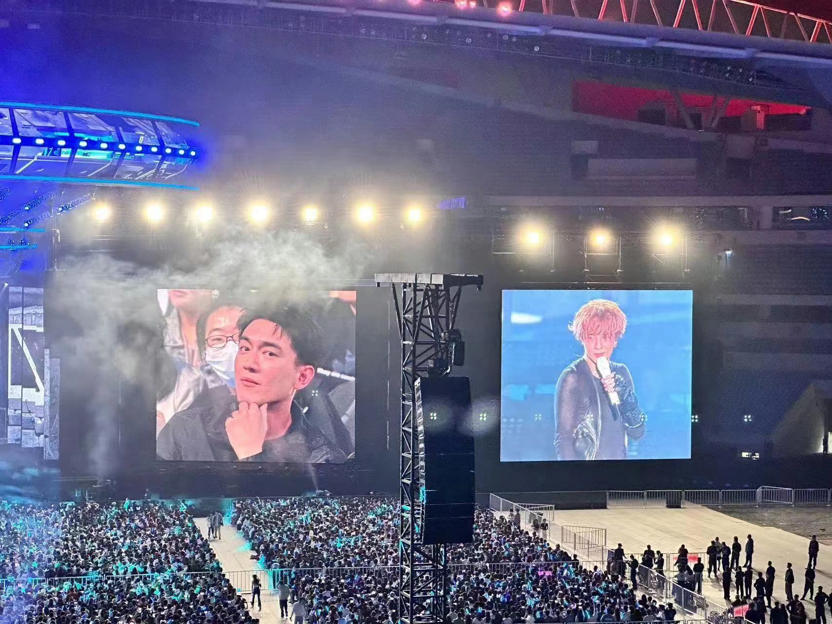 #林更新看薛之谦演唱会#居然还能看到这样的互动真的是太惊喜了，没想到林更新居然还