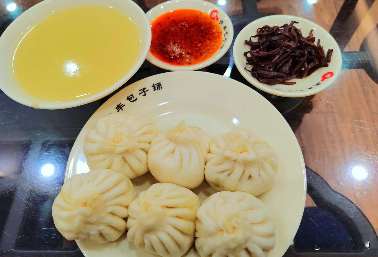#春日生活打卡季#
庆丰包子铺
几十年没吃了，以前的味道不记得了。
价格共14元