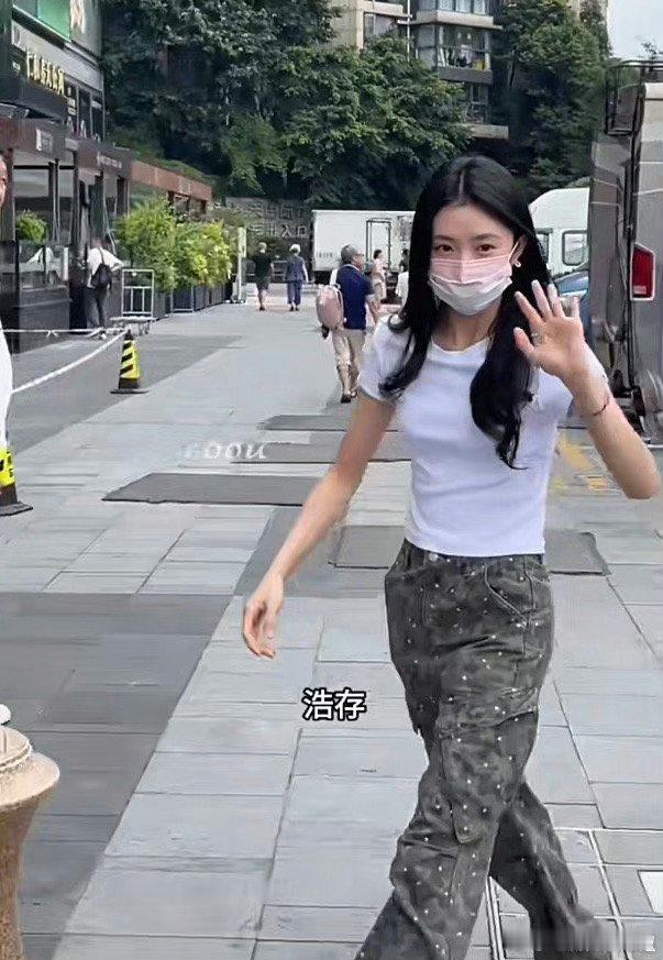 赵露思与刘浩存今日意外相遇，引发粉丝热议。究竟谁更胜一筹？#明星路透# ​​​