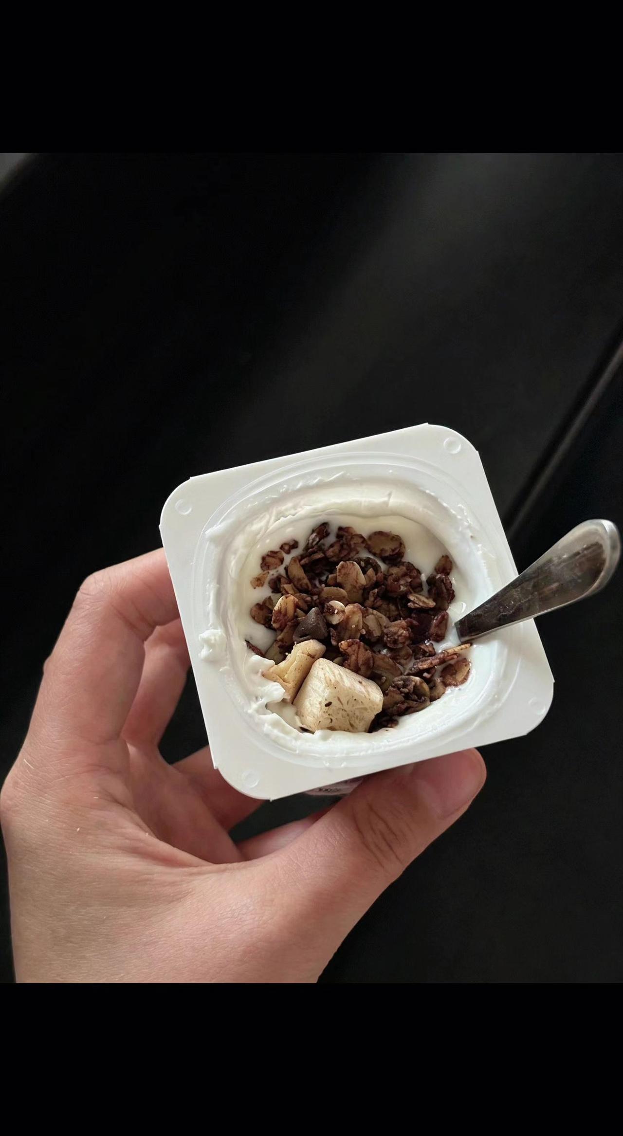 🍨挖一勺云朵般的优格，果仁脆响像星星在舌尖跳圆舞曲✨ 甜与酸的秘密絮语，藏在这