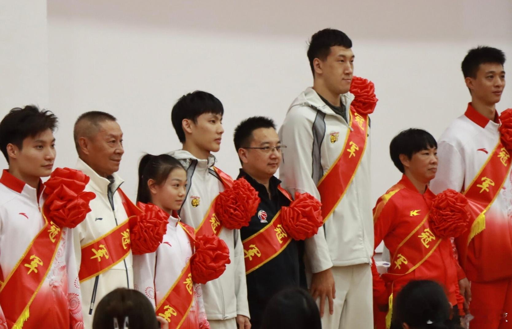 全运冠军荣归母校，今早徐杰、杜润旺回到了东莞体校，接受表彰并分享夺冠心得，和他们