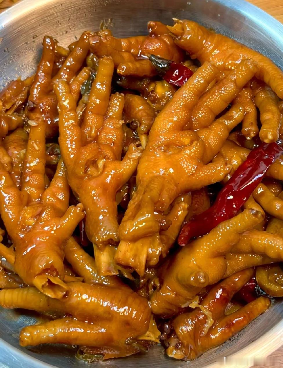烟火藏温柔，闲暇炖一锅卤鸡爪，慢熬的不止食材，还有琐碎日子里的小欢喜🍲自制卤鸡