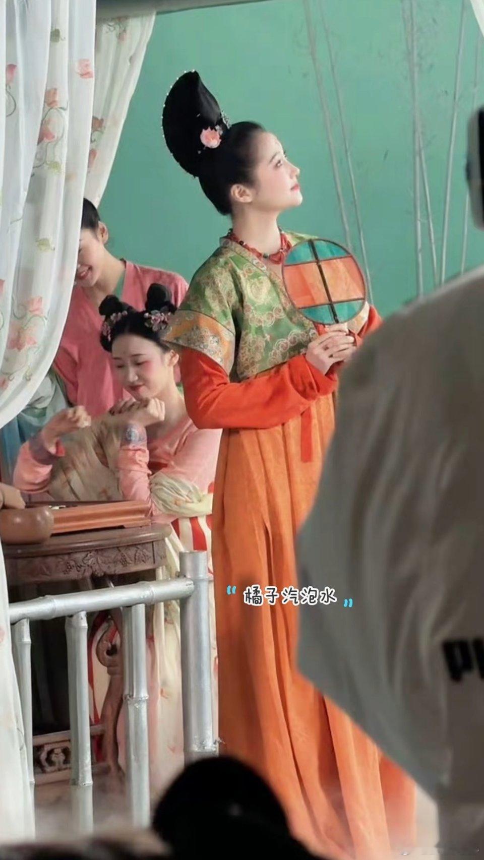 关晓彤唐装路透关晓彤唐装造型 关晓彤唐装造型路透，好大气端庄的美！ 