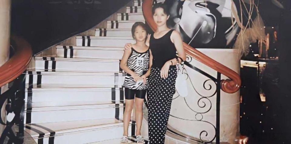 杨采钰的妈妈也是个美女，母女俩站一起像姐妹一样年轻的时候她就特别时髦，九十年代早