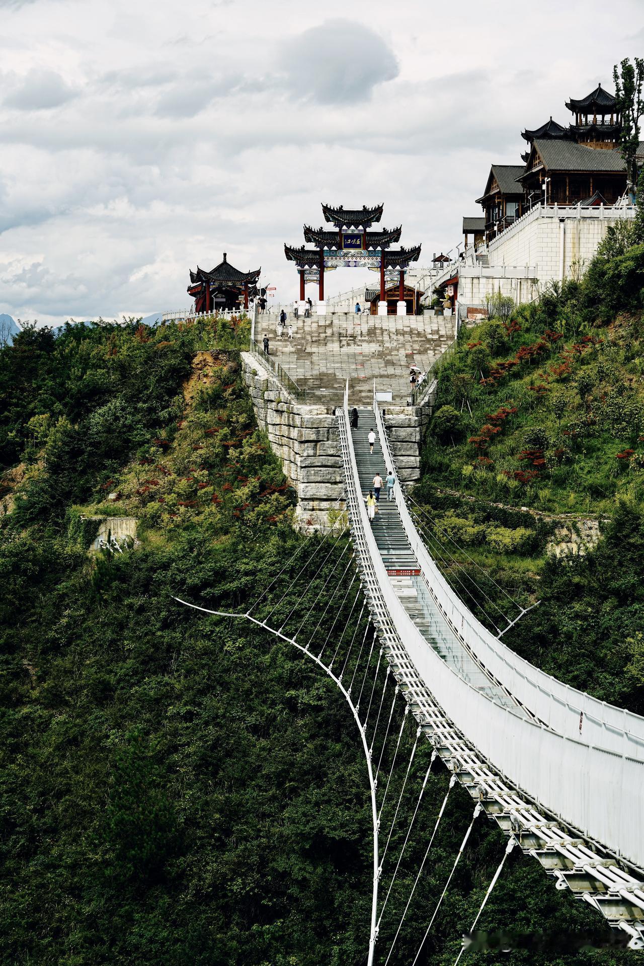 🌆宝藏小城巴东！
-
🥶不得不说，巴东真的太凉快了！平均气温22度，早晚需要