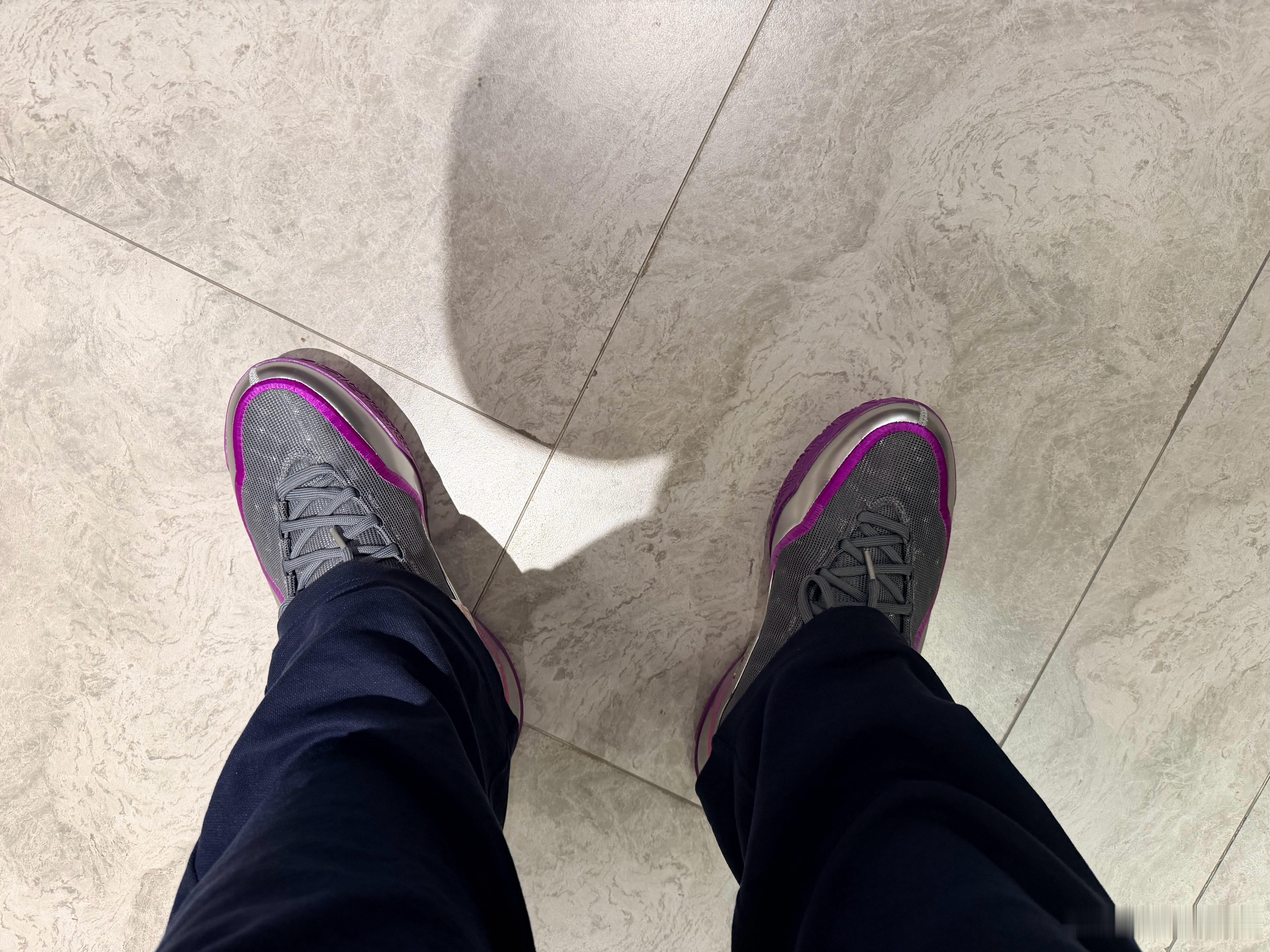 翻出年前买给自己的新年礼物发现有点太骚了詹姆斯 23 有点太难穿了 