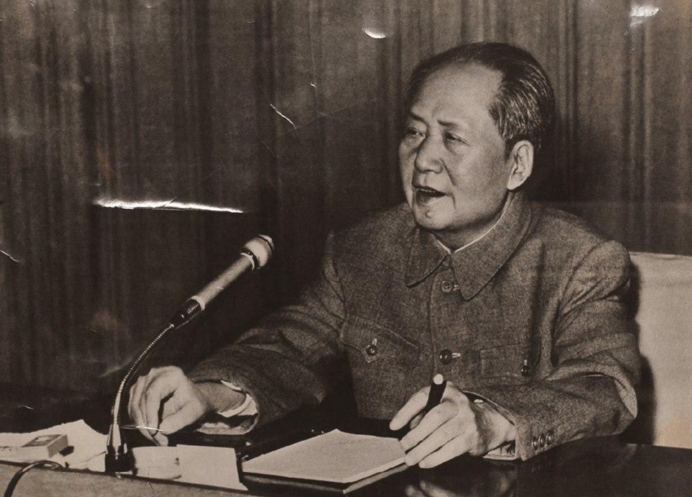 1976年毛主席逝世，全世界53个国家降半旗，多国领袖致辞，唯有一个国家不闻不问
