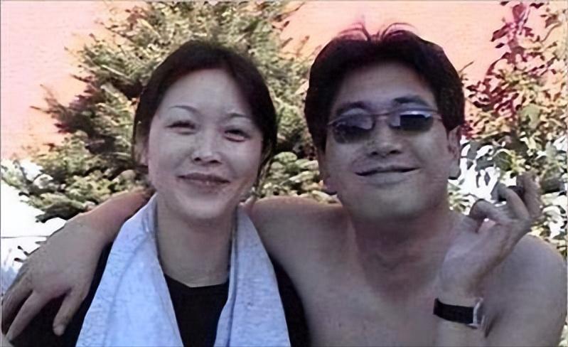 2009年，水均益妻子王君发生车祸，瘫痪在床，考虑再三，王君强烈要求丈夫离开，不