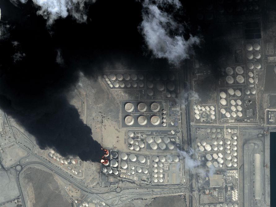 卫星视角拍下的场景，前几日阿联酋和科威特境内的美军基地和工业区，被伊朗导弹/无人