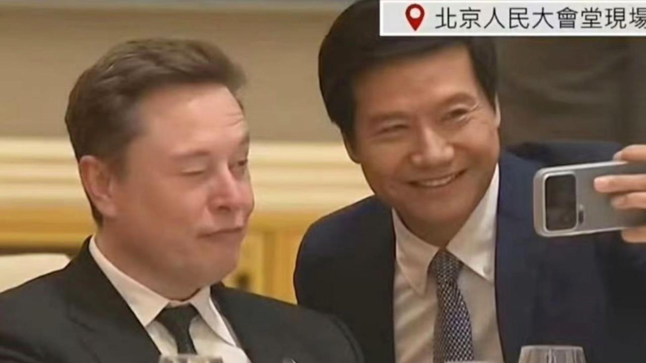 与雷军合影的时候，马斯克瘪嘴了吗？在一个视频中看到雷军笑嘻嘻的、拍着马斯克的肩膀