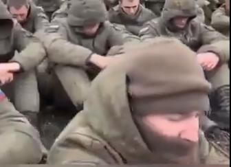 图文：突发：在库皮扬斯克的数百名俄军士兵在被包围、退路断绝后投降。

库皮扬斯克