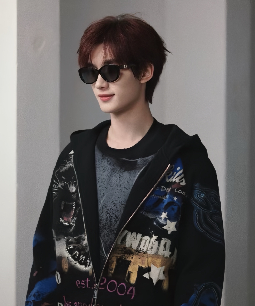 丁程鑫 in FERRAGAMO营业Look更新，Ferragamo太阳镜加持的