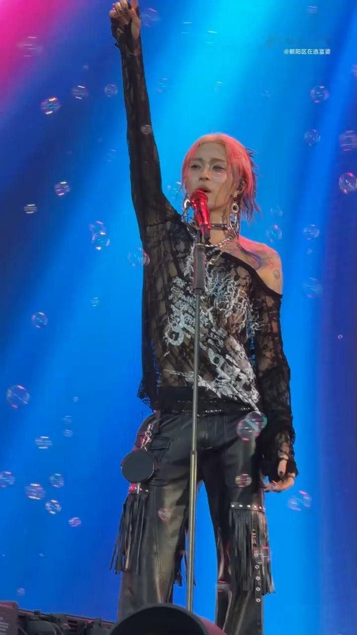 ONER音乐节挤时间给粉丝唱情歌落日限定浪漫！哪怕行程再赶，ONER也要抓住黄昏