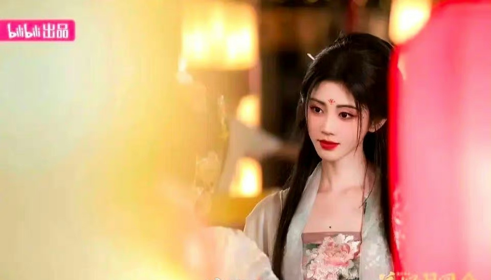 鞠婧祎这造型原来是仿孙珍妮的，感觉确实不如原版好看 ​​​