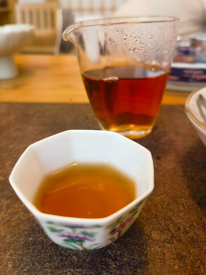 品茶赏器交友  在一杯茶里，放下急躁，放下计较，也放下那些无谓的比较。让生活慢一
