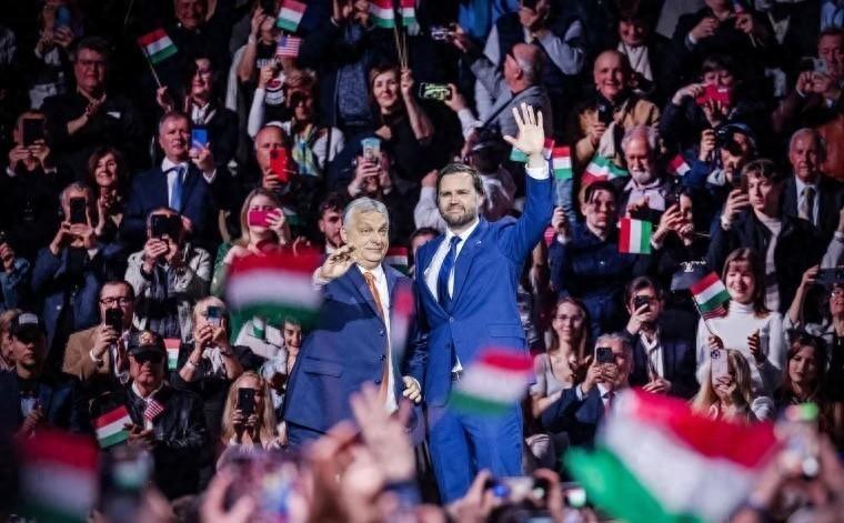 谁也没想到，那位向来被西方镁光灯包围的基辅强人，这次在大庭广众之下，玩起了一套类