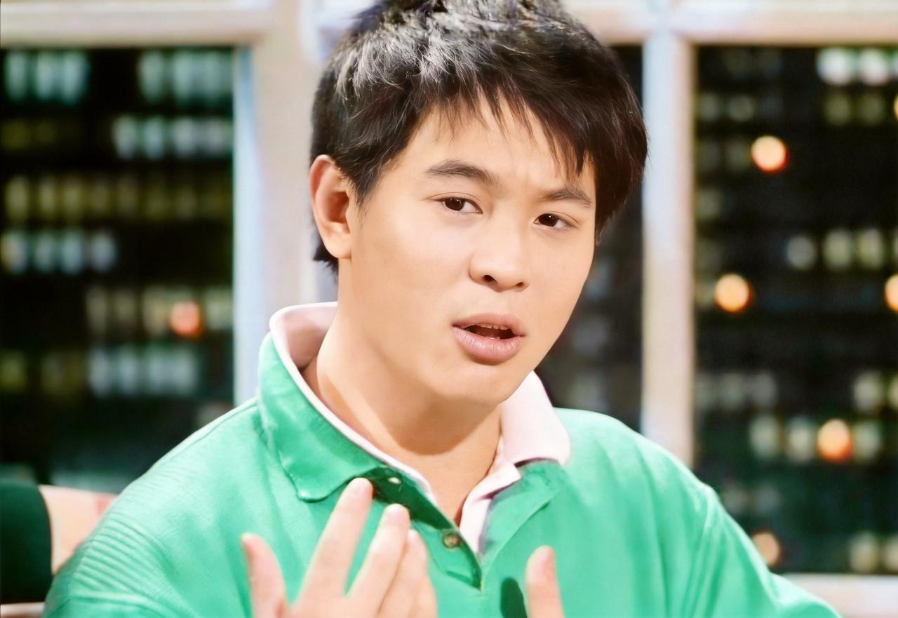 这是年轻时的李连杰在一档节目中大谈特异功能并对其深信不疑。此时，李连杰早已名震全