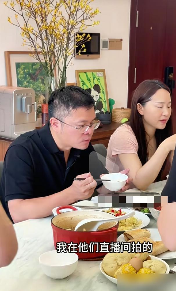 网红小凤翻车了，一箱小龙虾吃了整整7天。

我刷到网友扒的两期视频对比的时候都看