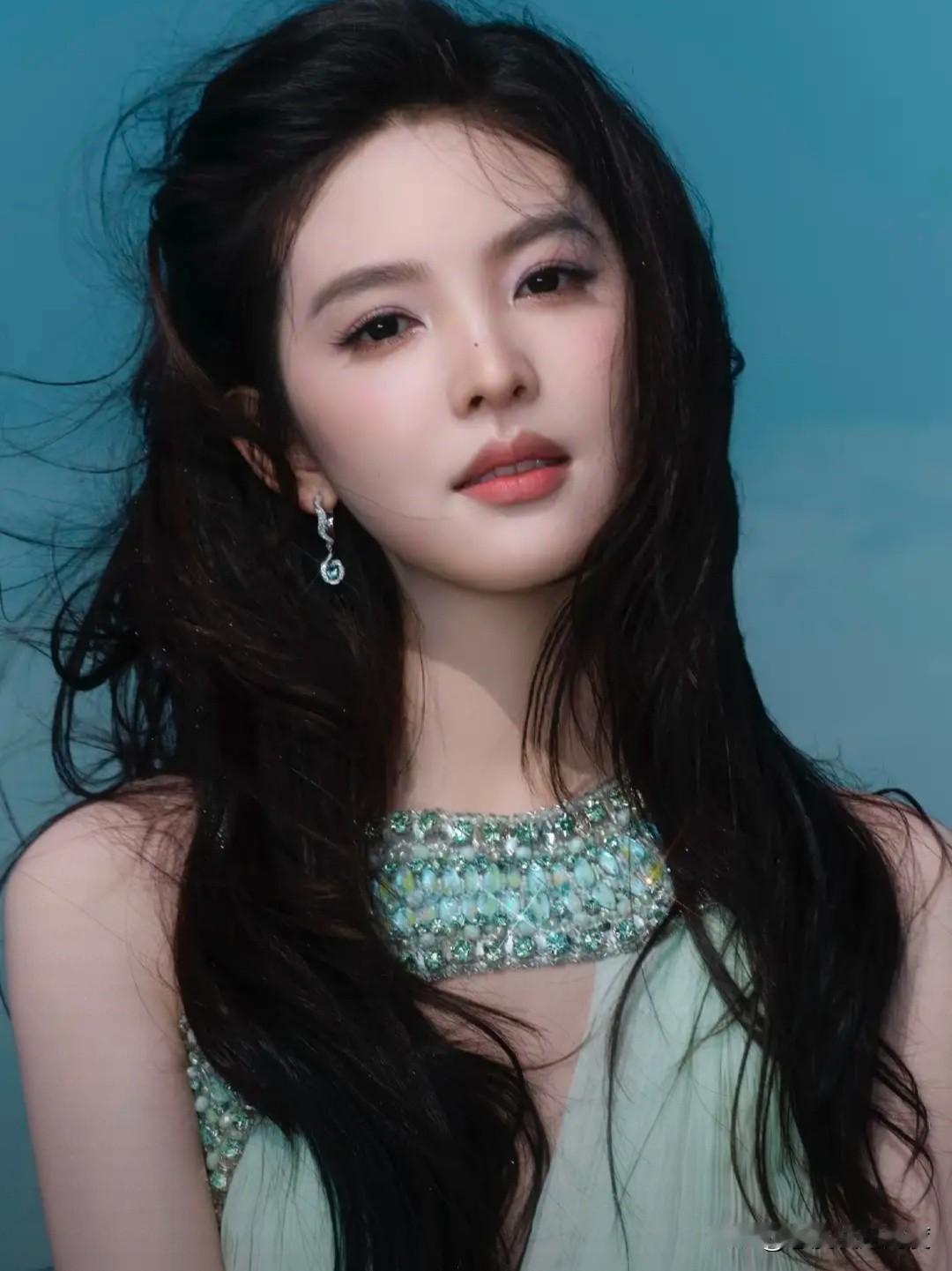 章若楠这身绿纱裙太仙了！[心]深V设计清新又灵动，衬得她像森林里走出的精灵，看一