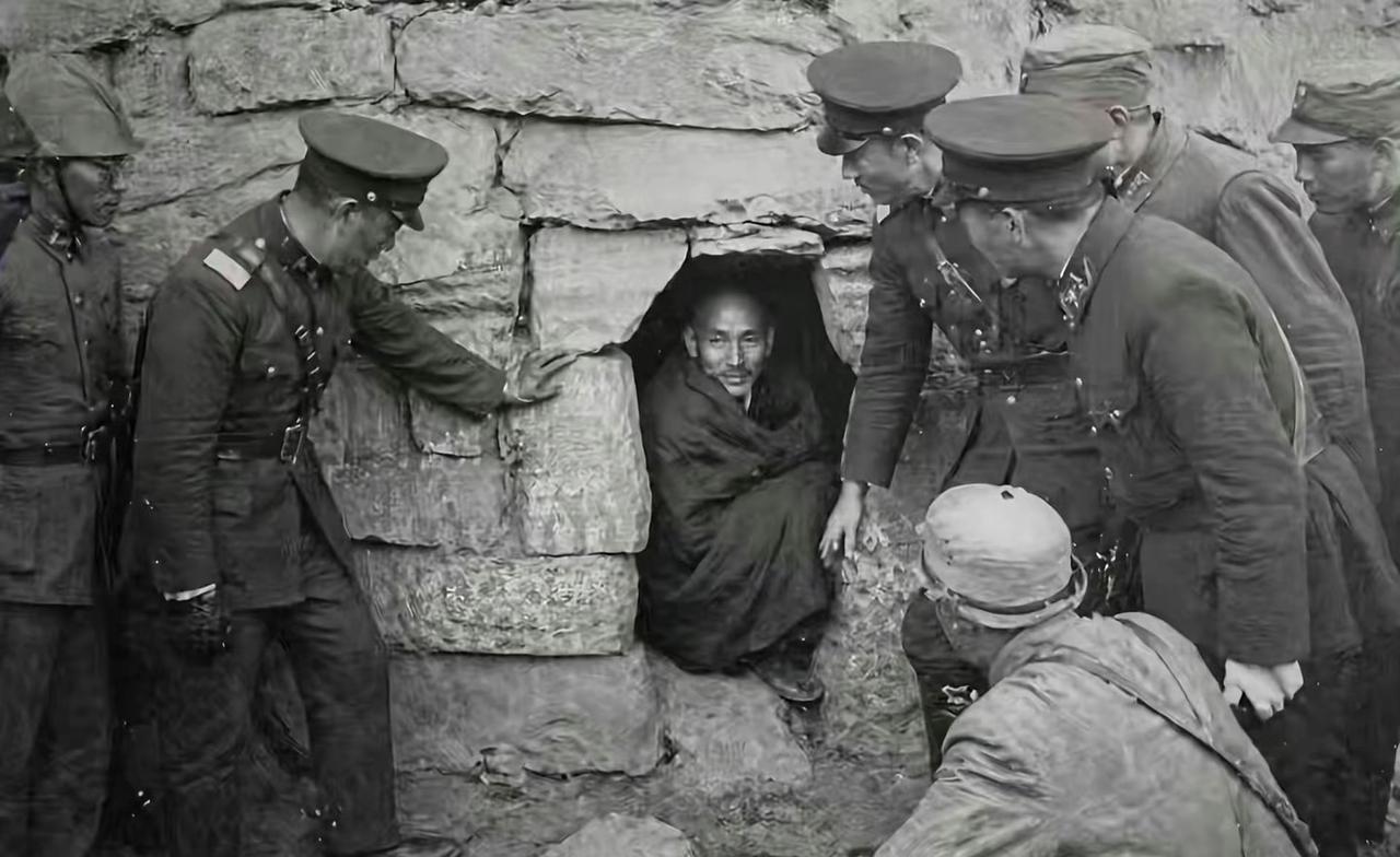 蒋介石1936年西安临潼现场被抓照片曝光！
一群官兵站在一个石洞外面，蒋介石用被
