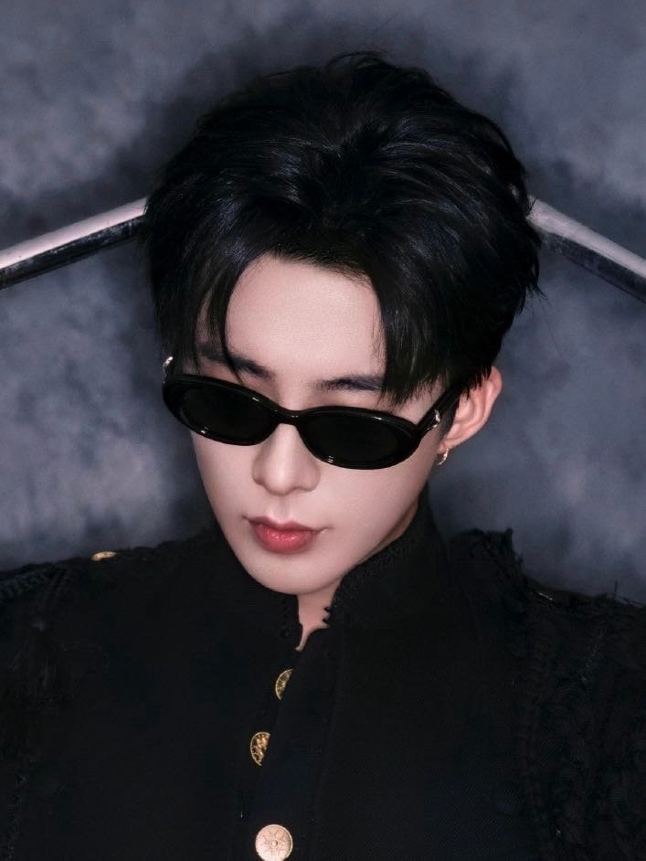 刘宇宁怼脸墨镜杀 墨镜一戴，气场全开！锋利轮廓在镜头下刻画完美线条，抬眼间的冷冽