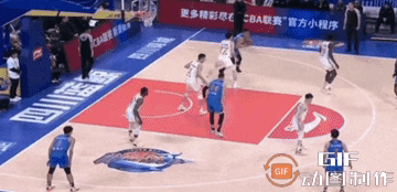 四川男篮对阵辽宁男篮比赛第三节结束前，张镇麟在低位一对一顶防四川中锋杨文学，尽管