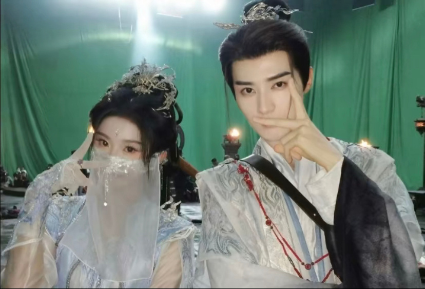 “因为你说过，你的阵法配上我的用毒，才是天下无双！”慕雪薇抬头看他。慕青阳听见这