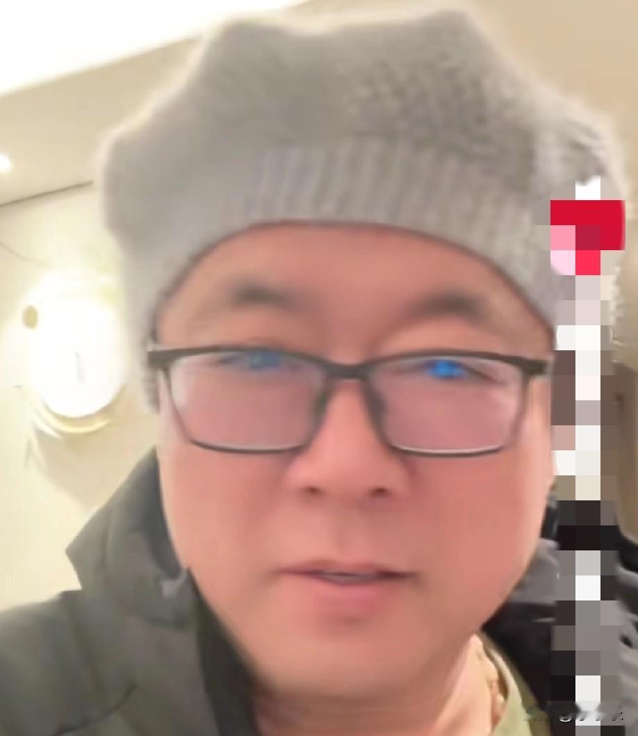 1月12日，山东青岛一儿子晒出93岁的老母亲给他织的帽子，没想到亲戚朋友全来求同