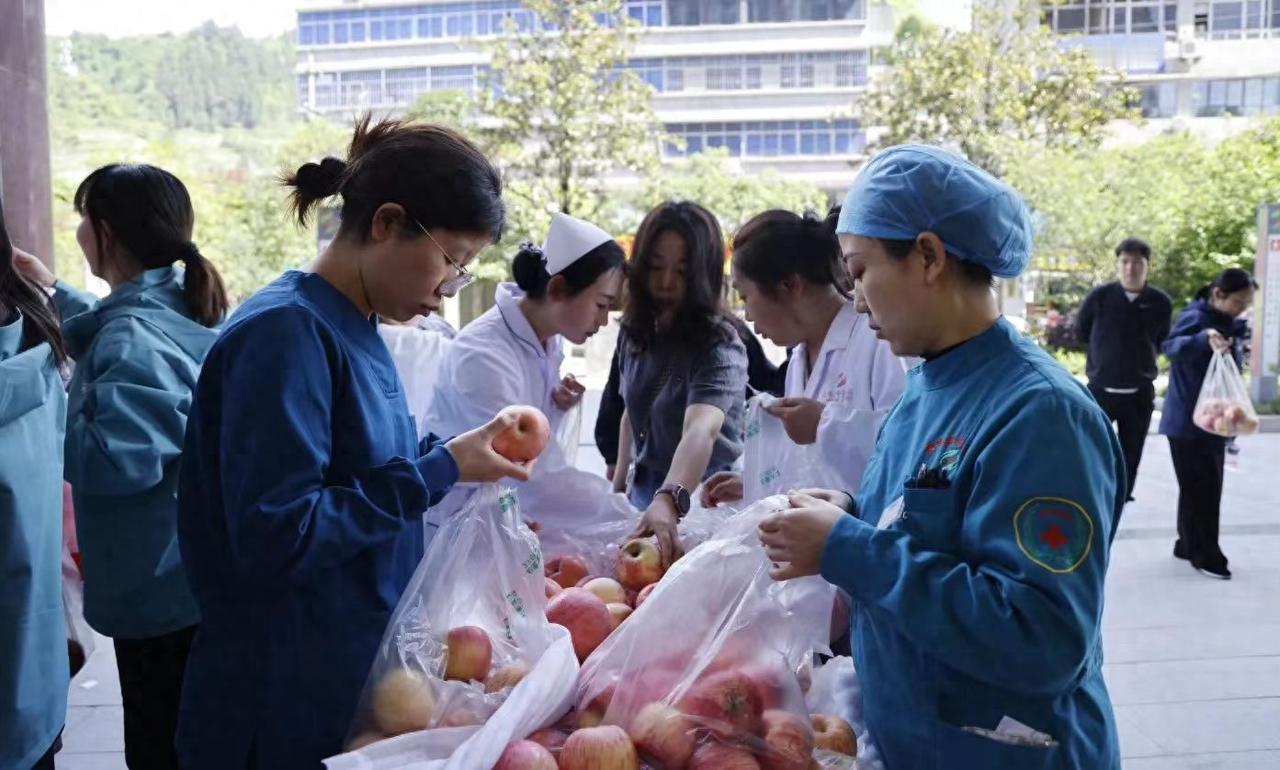 泪目！陕西果农拖着4000公斤苹果赶到湖北咸丰县摆摊，不料刚支好摊就突发急病倒地