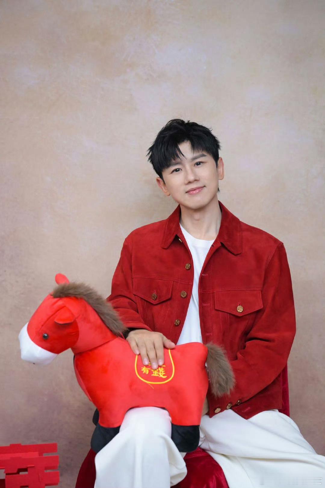 张杰希望2026鸟巢场数突破纪录 从儿时回忆到春晚高光，张杰始终初心不改。自曝设