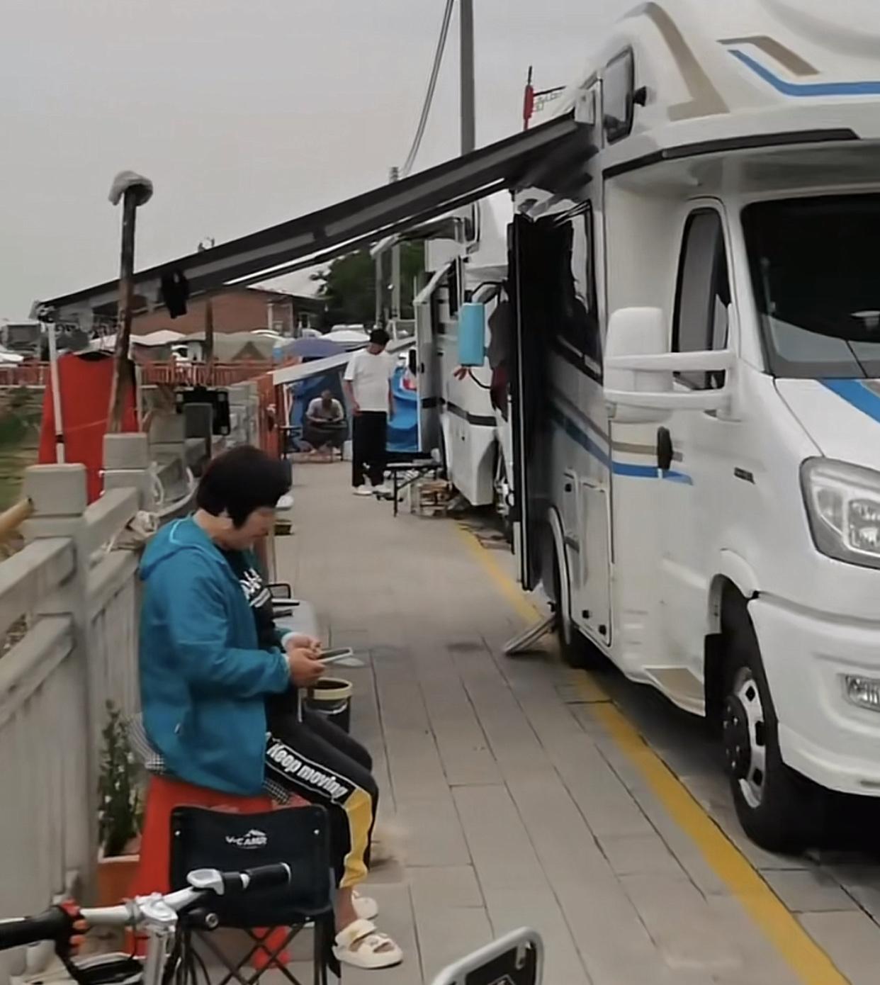 广东遂溪杨柑镇老麦村成了房车露营的热地，这些车主甚至老家也不回，直接就在当地过大