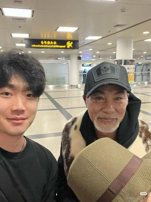 69岁的影帝任达华在厦门机场，因一顶黑色Cap帽，竟然被大陆网民攻击，非常无辜。