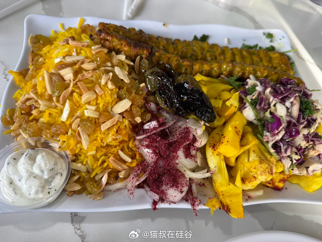 来阿里巴巴餐厅吃个饭。份量真大，一份够我们一家三口了。希腊沙拉和烤肉套餐是真的好