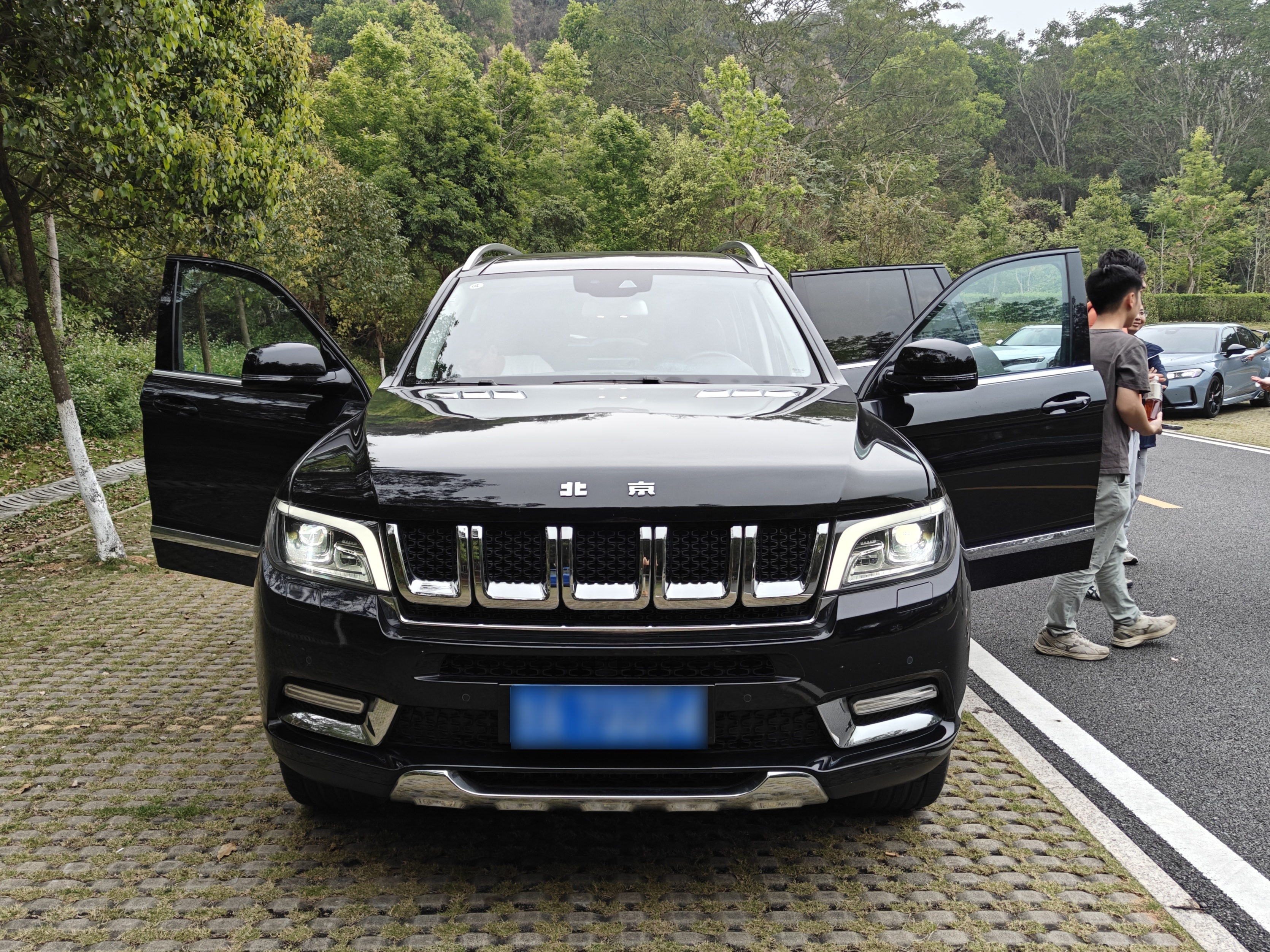 梅赛德斯奔驰出品，5.17米长、2米宽、1.9米高，搭载4.0 V8双涡轮增压发