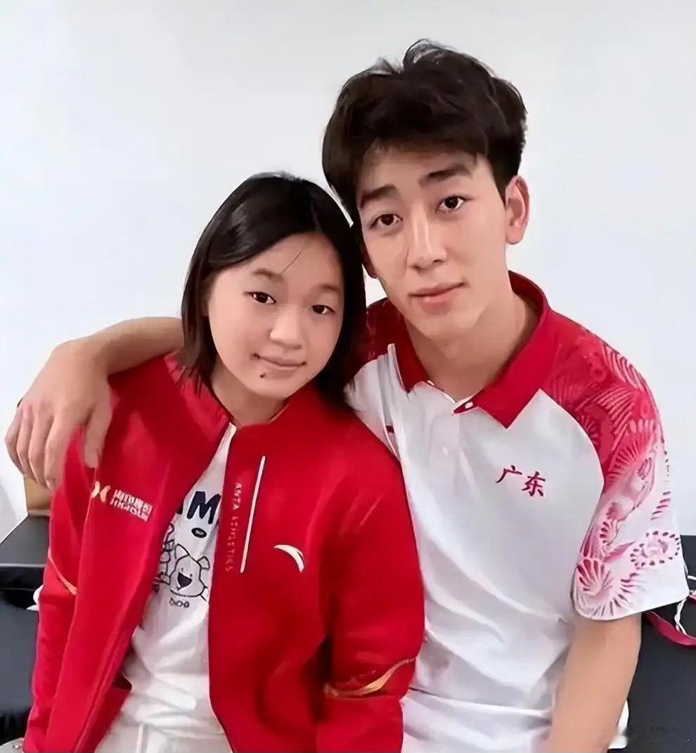 全红婵与卷毛男生同游北京，恋情传闻引热议，男生身份曝光后，网友纷纷在线吃瓜起哄。