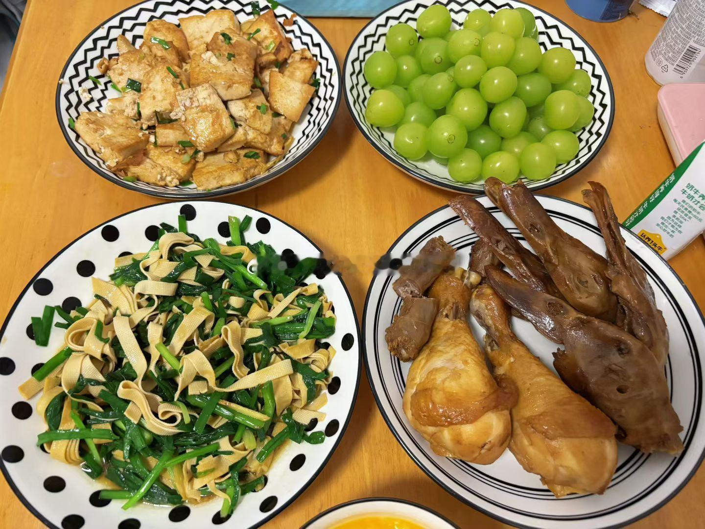 好好吃饭，今天这鸭头，鸡腿都是我喜欢的[笑而不语][笑而不语][笑而不语] ​​